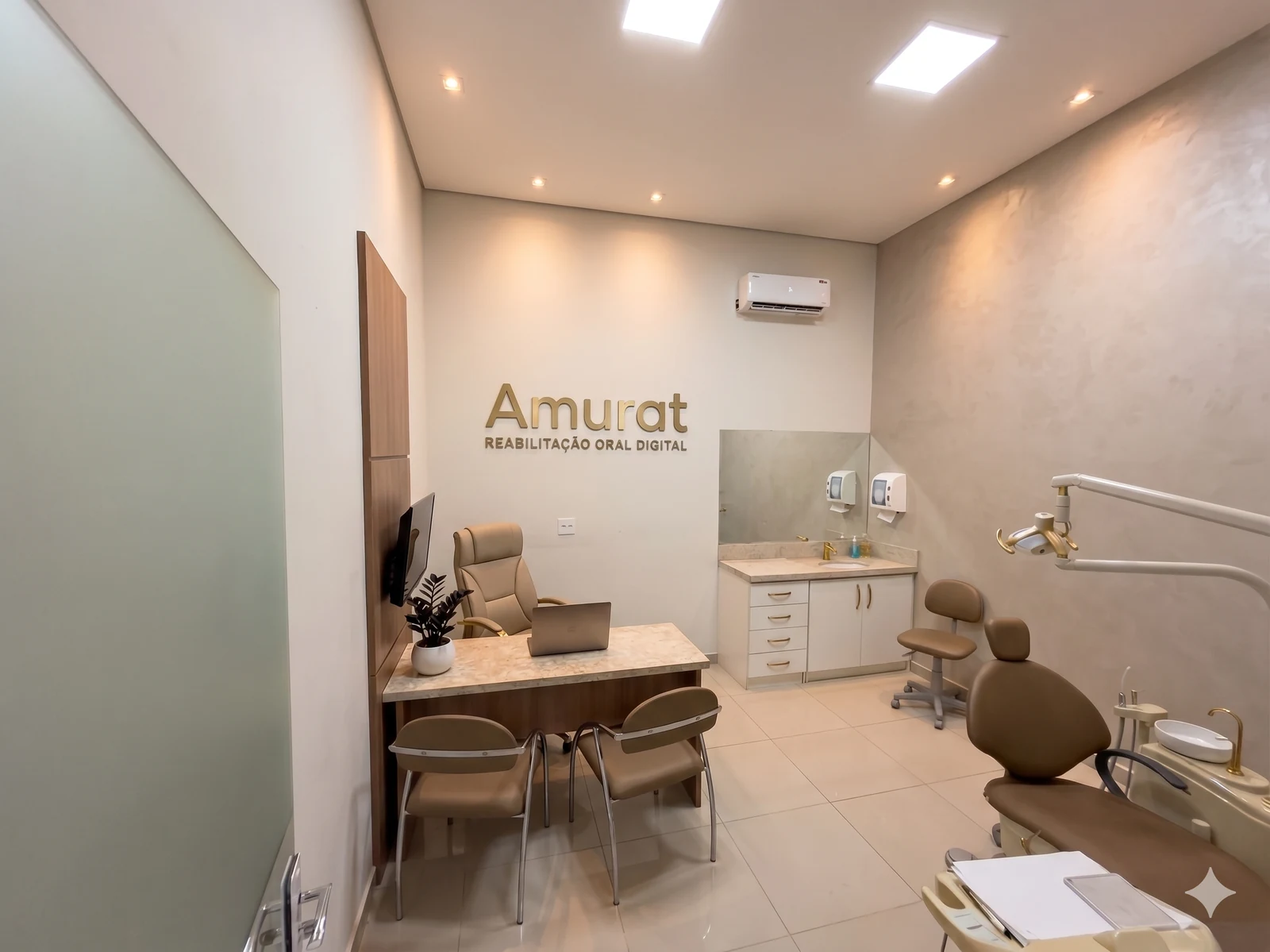 Consultório com cadeira odontológica e mesa de planejamento digital