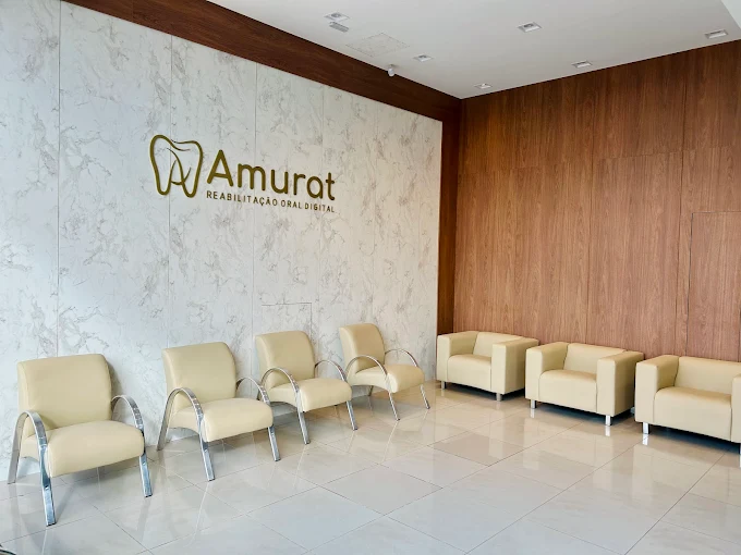 Sala de espera com parede de mármore e logo dourado da Amurat